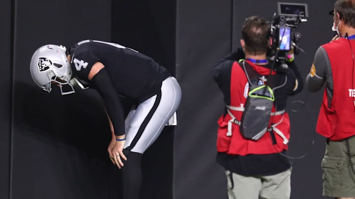 Raiders QB Derek Carr Leaves Game With Groin Injury Raiders QB Derek Carr Leaves Game With Groin Injury