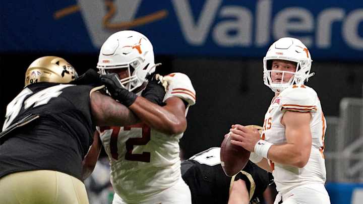 Texas QB Sam Ehlinger Leaves Alamo Bowl After Injuring Shoulder