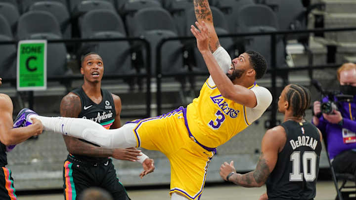 Anthony Davis shines, Lakers sweep 2-game road set against Spurs
