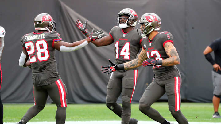 Tampa Bay Buccaneers Rule WR Mike Evans Out Following Knee Injury