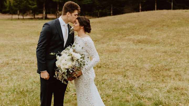 Huskies' Cade Otton Runs a Hitch Route, Gets Married Huskies' Cade Otton Runs a Hitch Route, Gets Married