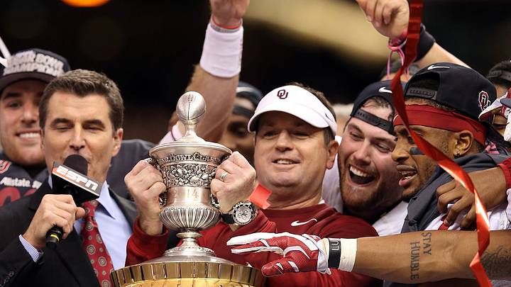 Bob Stoops, Carson Palmer and Tony Romo Headline 2021 College Football Hall of Fame Class