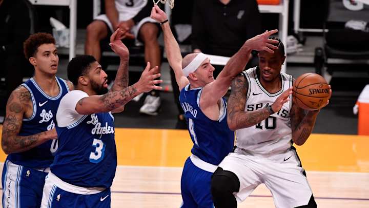 Anthony Davis sets high standard for Lakers on defense