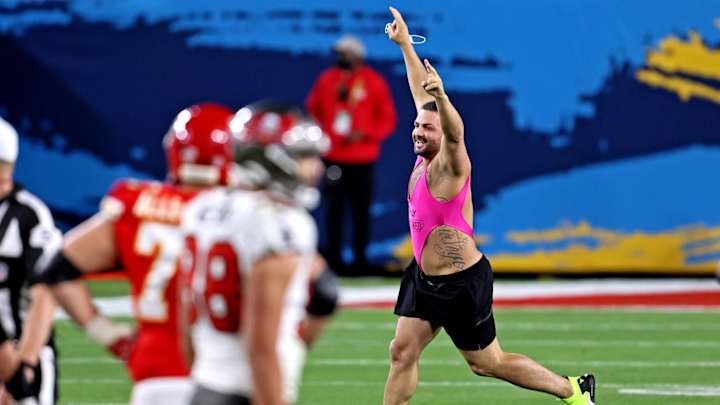 Kevin Harlan's Best Call of Super Bowl LV Involves Streaking Fan