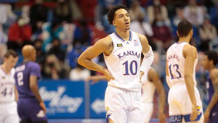 Top 10 of Men's AP Poll Sees Shakeup; Kansas' Top 25 Streak Comes to an End Top 10 of Men's AP Poll Sees Shakeup; Kansas' Top 25 Streak Comes to an End