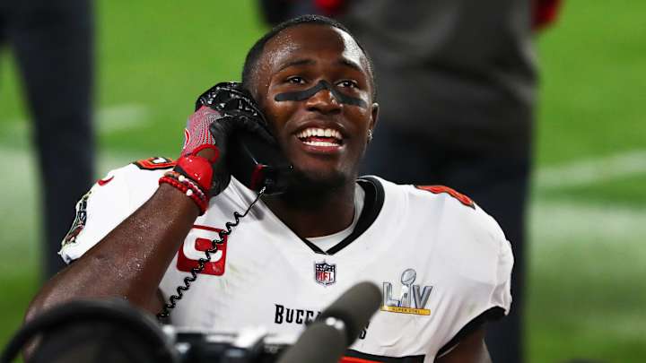 Devin White Takes Horseback Victory Lap After Buccaneers’ Parade Devin White Takes Horseback Victory Lap After Buccaneers’ Parade