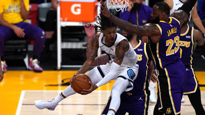 Lakers start slow (again), heat up late in win over Memphis