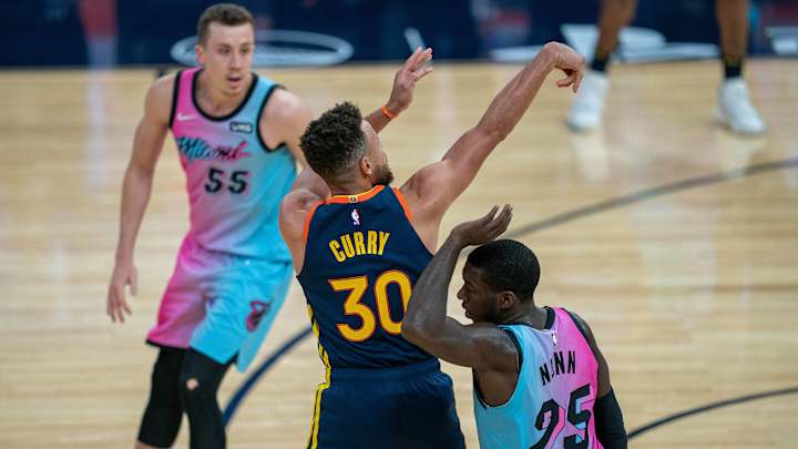 Stephen Curry Hit Two Ridiculous Threes to Seal a Comeback Win for the Warriors Stephen Curry Hit Two Ridiculous Threes to Seal a Comeback Win for the Warriors