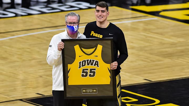 Iowa's Luka Garza Stunned by Jersey Retirement, Gives Gives Teary-Eyed Speech