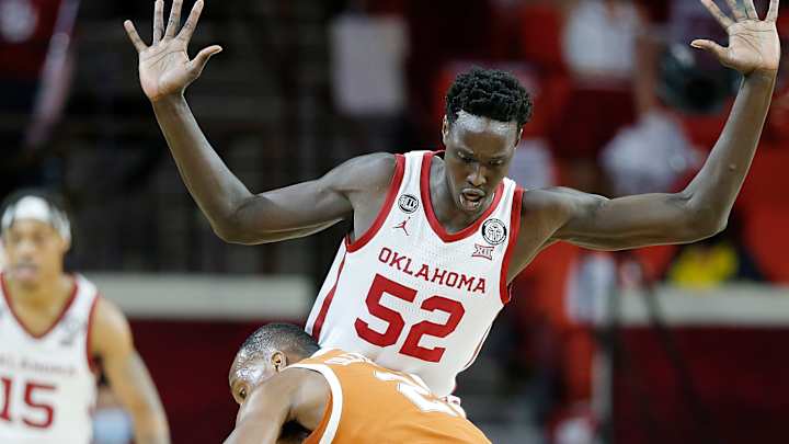 Oklahoma's Kur Kuath transfers to Marquette, will play for Shaka Smart