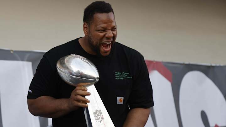 Ndamukong Suh, Tampa Bay Buccaneers Agree to New Contract Ndamukong Suh, Tampa Bay Buccaneers Agree to New Contract