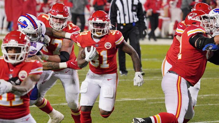 Chiefs Running Back Darrel Williams Exits Game Against Cardinals, Evaluated for Concussion Chiefs Running Back Darrel Williams Exits Game Against Cardinals, Evaluated for Concussion