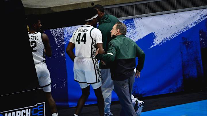 Tom Izzo Gets Into Heated Argument With Gabe Brown Before Halftime in Loss to UCLA