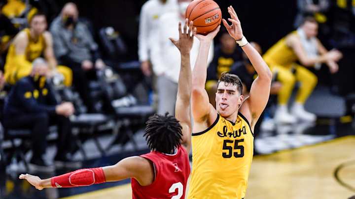 Iowa's Luka Garza Wins Wooden Award, First Hawkeye to Earn Honor
