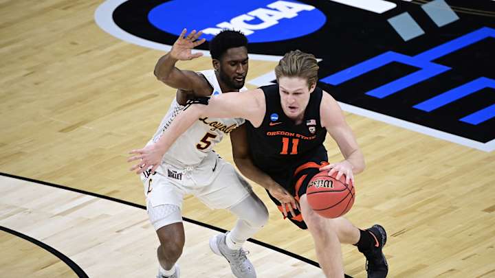 Oregon State Leads Loyola-Chicago at Halftime of Sweet 16 Game