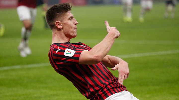 Hertha Berlin Signs Polish Star Striker Piatek From AC Milan