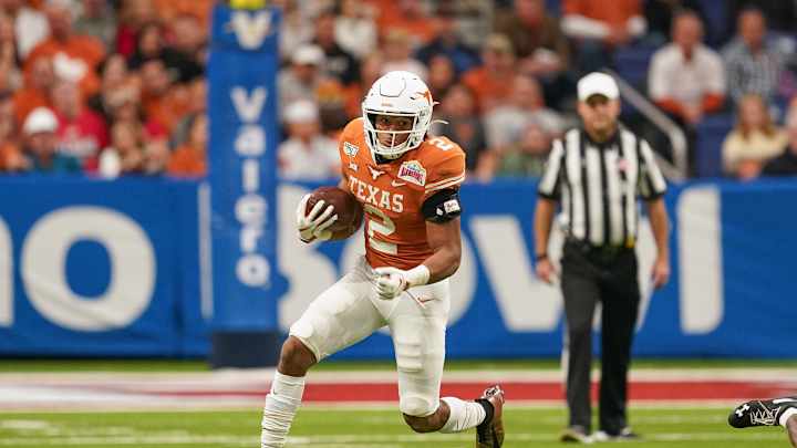 Texas Football: Roschon Johnson to Stay at Running Back