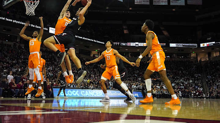 South Carolina outlasts Tennessee