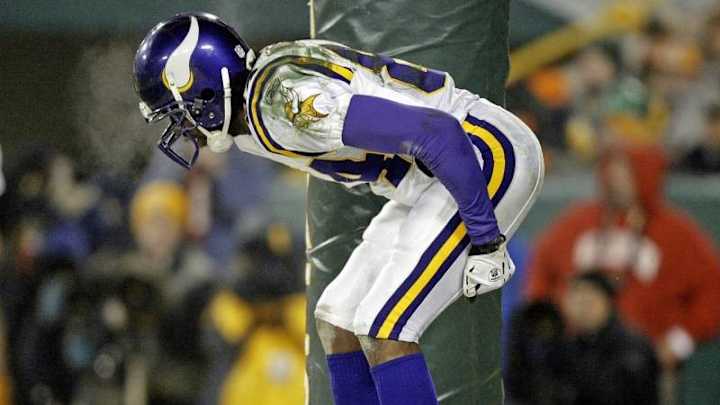 Moss Found Dad’s Mooning of Lambeau ‘Hilarious’ Moss Found Dad’s Mooning of Lambeau ‘Hilarious’