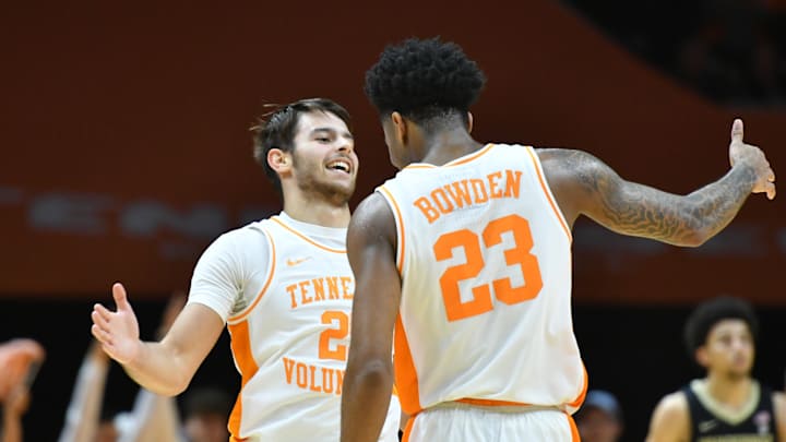 Live Updates: Florida (18-10) at Tennessee (15-13) Live Updates: Florida (18-10) at Tennessee (15-13)