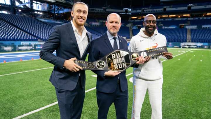 Jerry Rice Runs 40-Yard Dash at Combine Wearing 'GOAT' Sweatshirt Jerry Rice Runs 40-Yard Dash at Combine Wearing 'GOAT' Sweatshirt