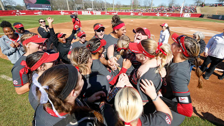 Defensive Mistakes Plague Alabama Softball in 4-2 Loss to Kentucky