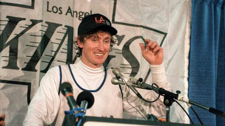 This Day in Sports History: Wayne Gretzky Scores 802nd Goal to Break Gordie Howe's Record
