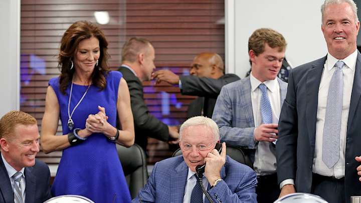Cowboys NFL Draft: Come Inside Jerry Jones' Chummy, Crowded 'War Room' - Coronavirus-Style