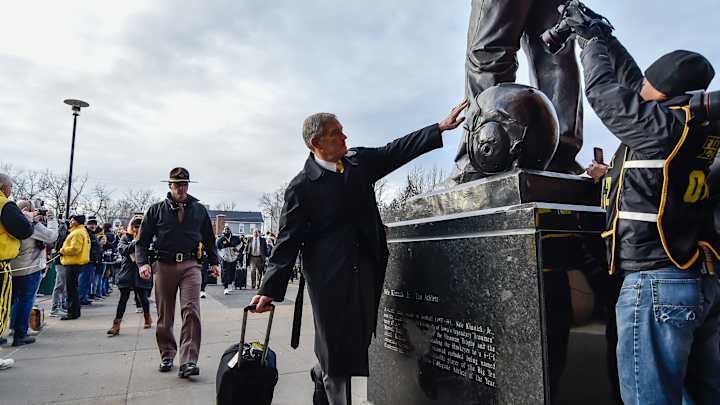 Tuesday's Clicks: The Over/Under For The 2020 Hawkeyes