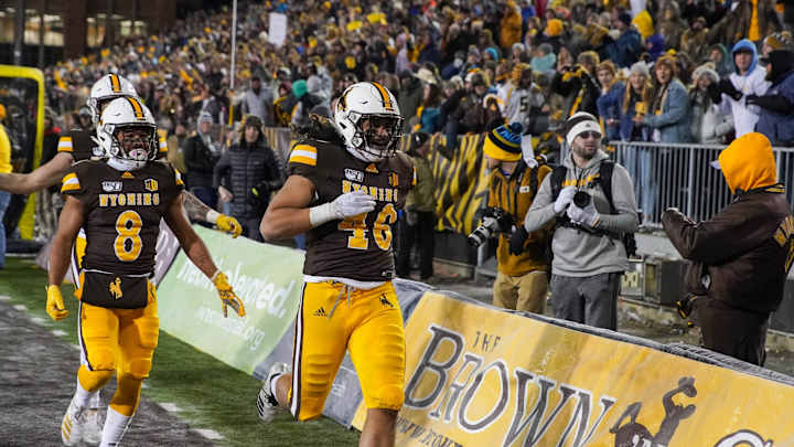 Patriots Draft Wyoming LB Cassh Maluia in Sixth Round