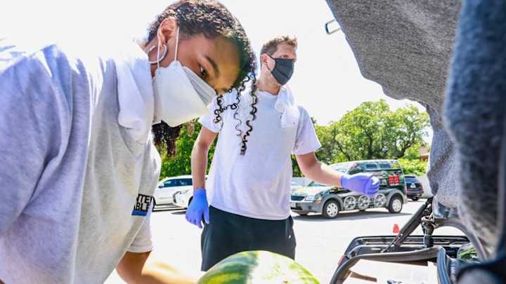 Nowitzki Leads Mother's Day Effort To Feed 2,000 Dallas Kids Nowitzki Leads Mother's Day Effort To Feed 2,000 Dallas Kids