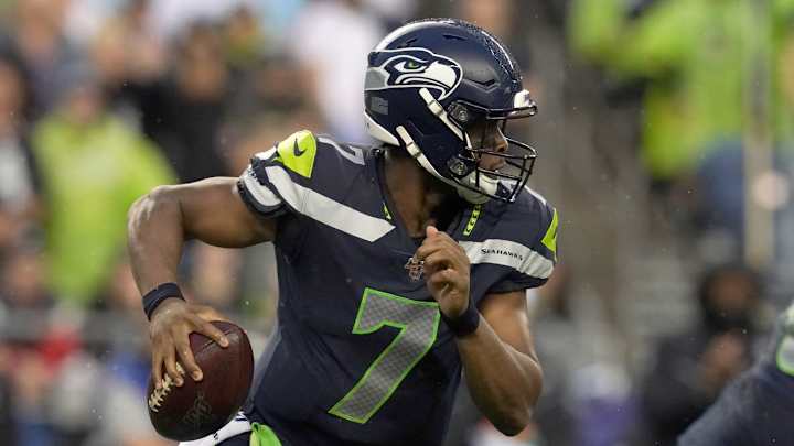 Continuing Impressive Camp, Geno Smith Stars in Seahawks First Mock Scrimmage