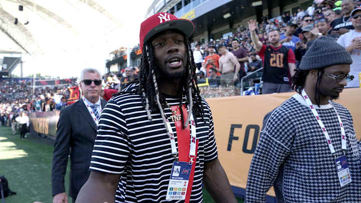 Melvin Gordon Gets Into Twitter Dust-up with Radio Host over Broncos Contract Melvin Gordon Gets Into Twitter Dust-up with Radio Host over Broncos Contract