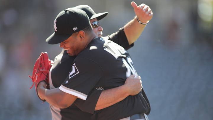 Hija Zoe roba la conferencia de prensa del padre Reynaldo