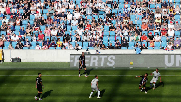 PSG Plays in Front of 5,000 Fans as Spectators Return in France