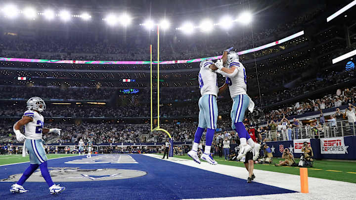 Cowboys Race to Halftime Lead over Eagles