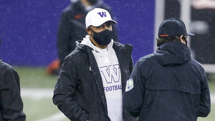 Huskies Won't be Fooled by Jonathan Smith — They Know the Guy