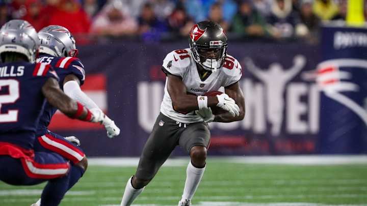 Antonio Brown Becomes Fastest Player to 900 Catches Antonio Brown Becomes Fastest Player to 900 Catches