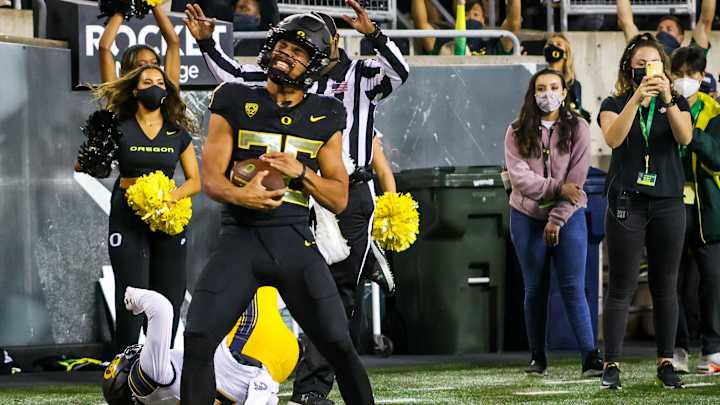 Oregon Coaching Staff Reviews Running Back Rotation Halfway Through 2021 Season