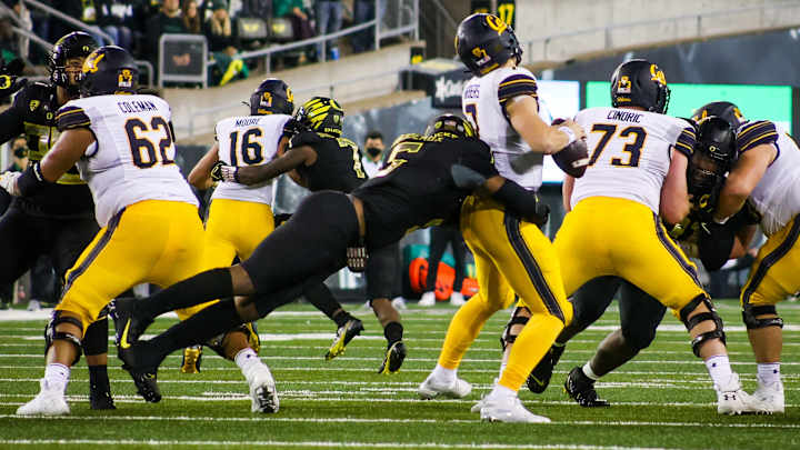 Thibodeaux Eager to Take the Field for an Entire Game Against UCLA