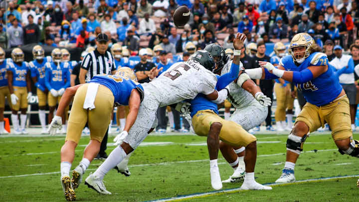 Oregon Defeats UCLA 34-31 in Thrilling Win at the Rose Bowl Oregon Defeats UCLA 34-31 in Thrilling Win at the Rose Bowl