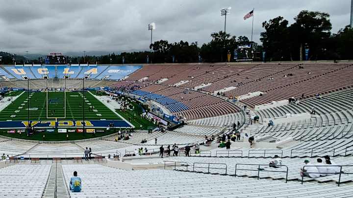 LIVE UPDATES: No. 10 Oregon vs. UCLA LIVE UPDATES: No. 10 Oregon vs. UCLA