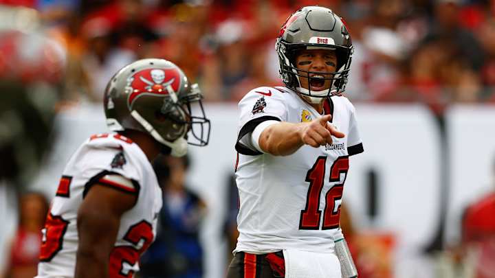 Tom Brady Throws 600th Career Touchdown Pass, Has to Negotiate With Fan for Ball