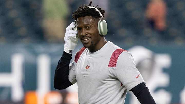 Injured Buccaneers WR Antonio Brown Spotted With Crutch Injured Buccaneers WR Antonio Brown Spotted With Crutch