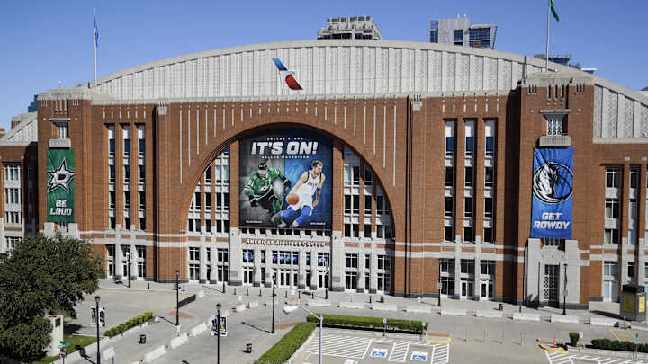 'Trick or Treat': Mavs Giving Away Candy to Fans