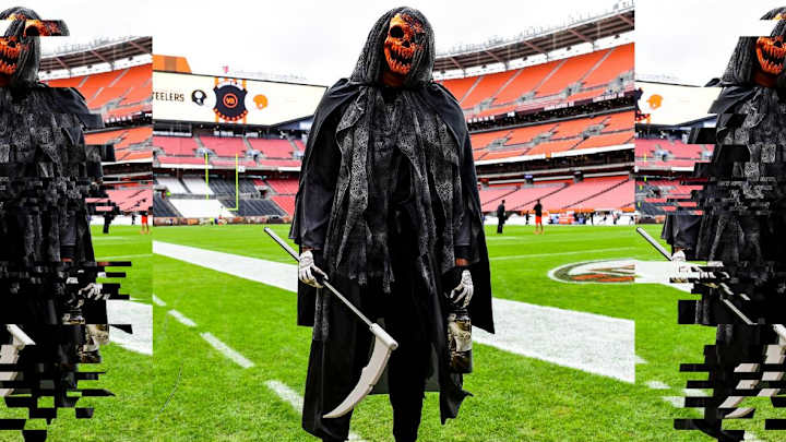 Browns Arrive in Halloween Costumes Browns Arrive in Halloween Costumes