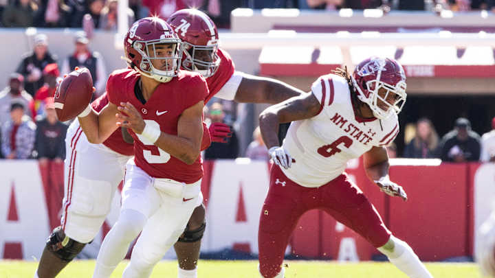 Bryce Young Wins 2021 Davey O'Brien, Maxwell Awards