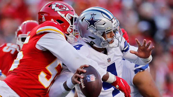 Chiefs Lead Disjointed Cowboys at Half, 16-3
