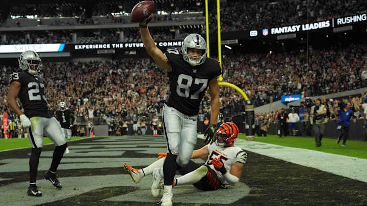 Foster Moreau, a Quiet Threat on the Raiders’ Offense