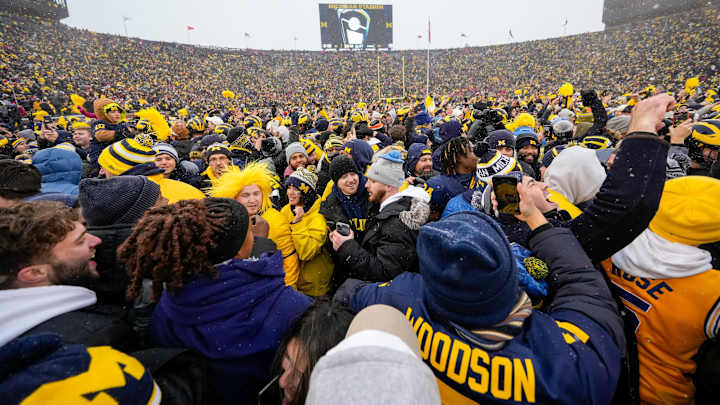 Juwan Howard Shares Congratulatory Hug With Jim Harbaugh After Michigan Win Juwan Howard Shares Congratulatory Hug With Jim Harbaugh After Michigan Win
